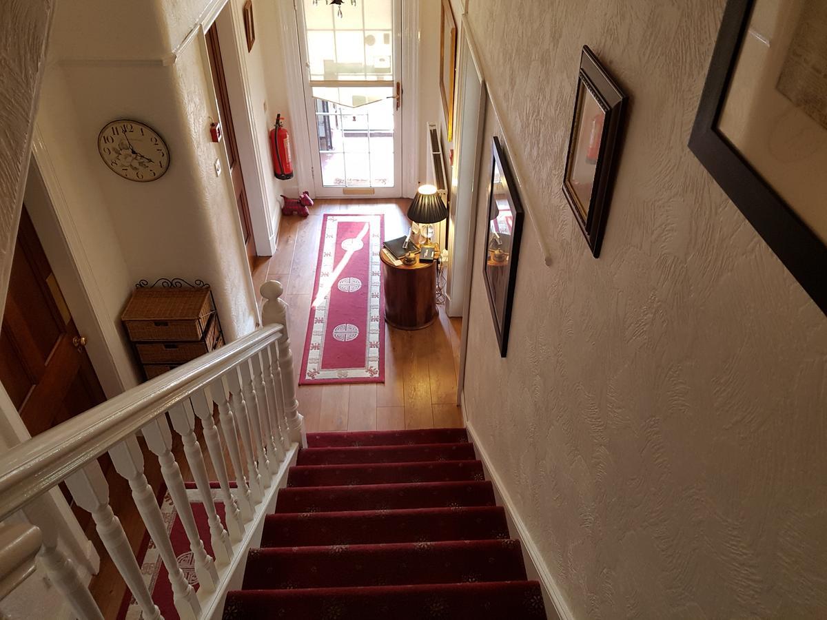 לארגס St Leonards Guest House מראה חיצוני תמונה